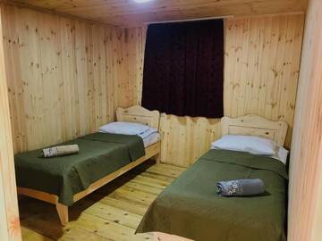 Фото номера Двухместный номер с 2 отдельными кроватями и общей ванной комнатой Гостевой дом XII CENTURY г. Ушгули 5